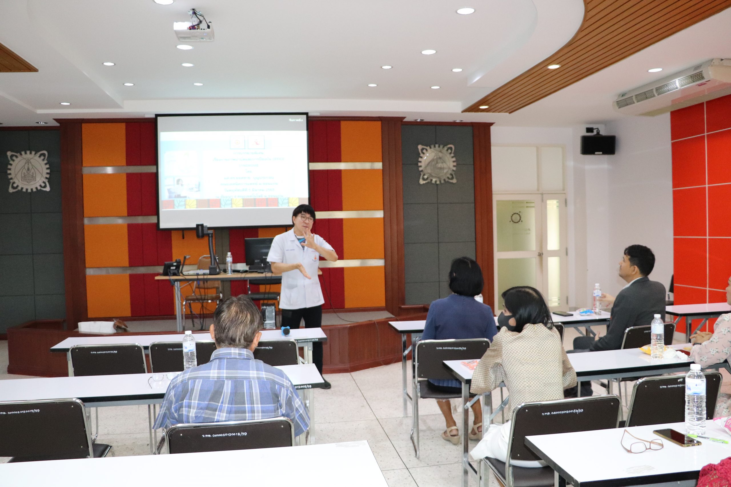 การอบรมเทคนิคการกายภาพบำบัดและป้องกัน Office Syndrome สำหรับบุคลากร