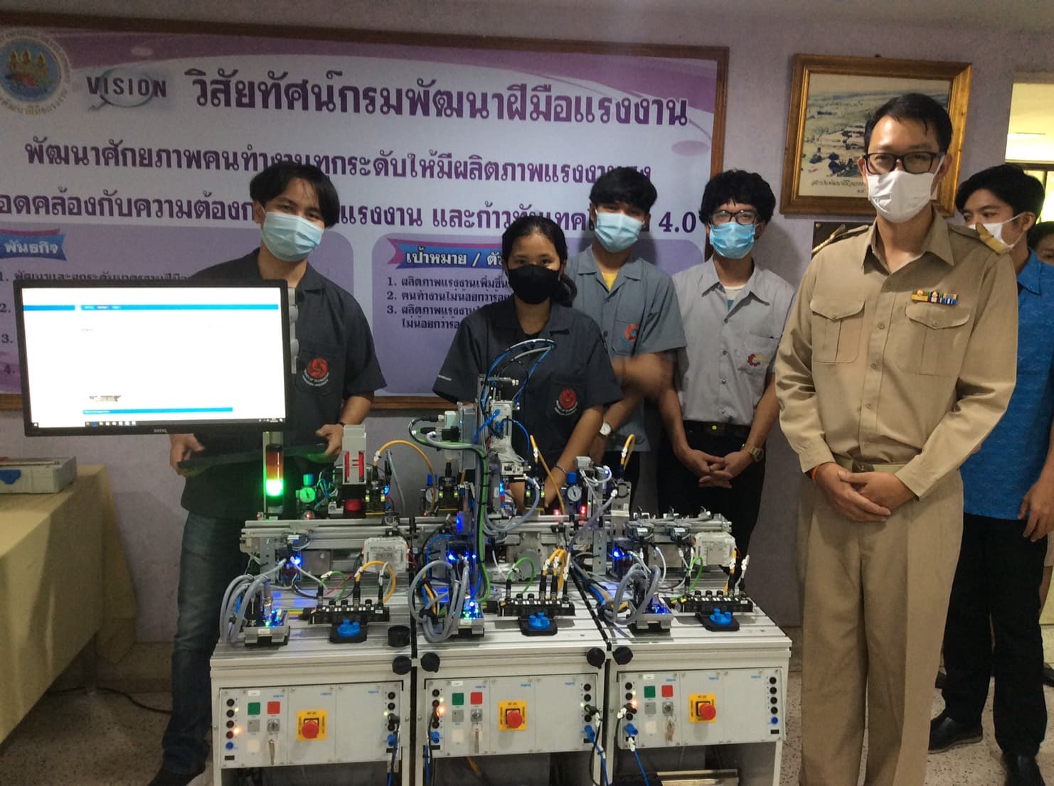 นักศึกษาสาขาวิชาเทคโนโลยีการผลิต ชั้นปีที่ 3 เป็นตัวแทนนำเสนอผลงานการปรับปรุงประสิทธิภาพการผลิตในโรงงานอุตสาหกรรมด้วยเครื่องมือวัดและอุปกรณ์ควบคุมด้วยคอมพิวเตอร์ ที่สถาบันพัฒนาฝีมือแรงงานภาค 6