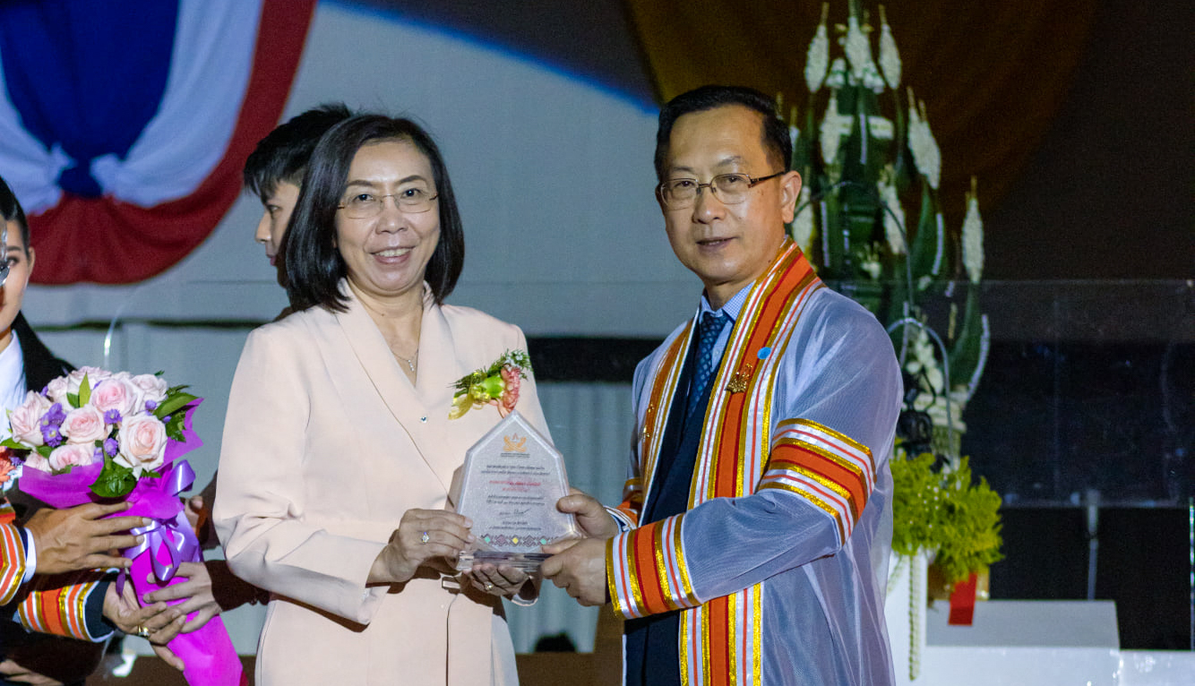 พิธีมอบรางวัลศิษย์เก่าเกียรติยศ มหาวิทยาลัยขอนแก่น พ.ศ. 2563 โดยศาสตราจารย์ ดร. อลิศรา เรืองแสง คณะเทคโนโลยี ได้รับรางวัลศิษย์เก่าเกียรติยศ ด้านวิจัย