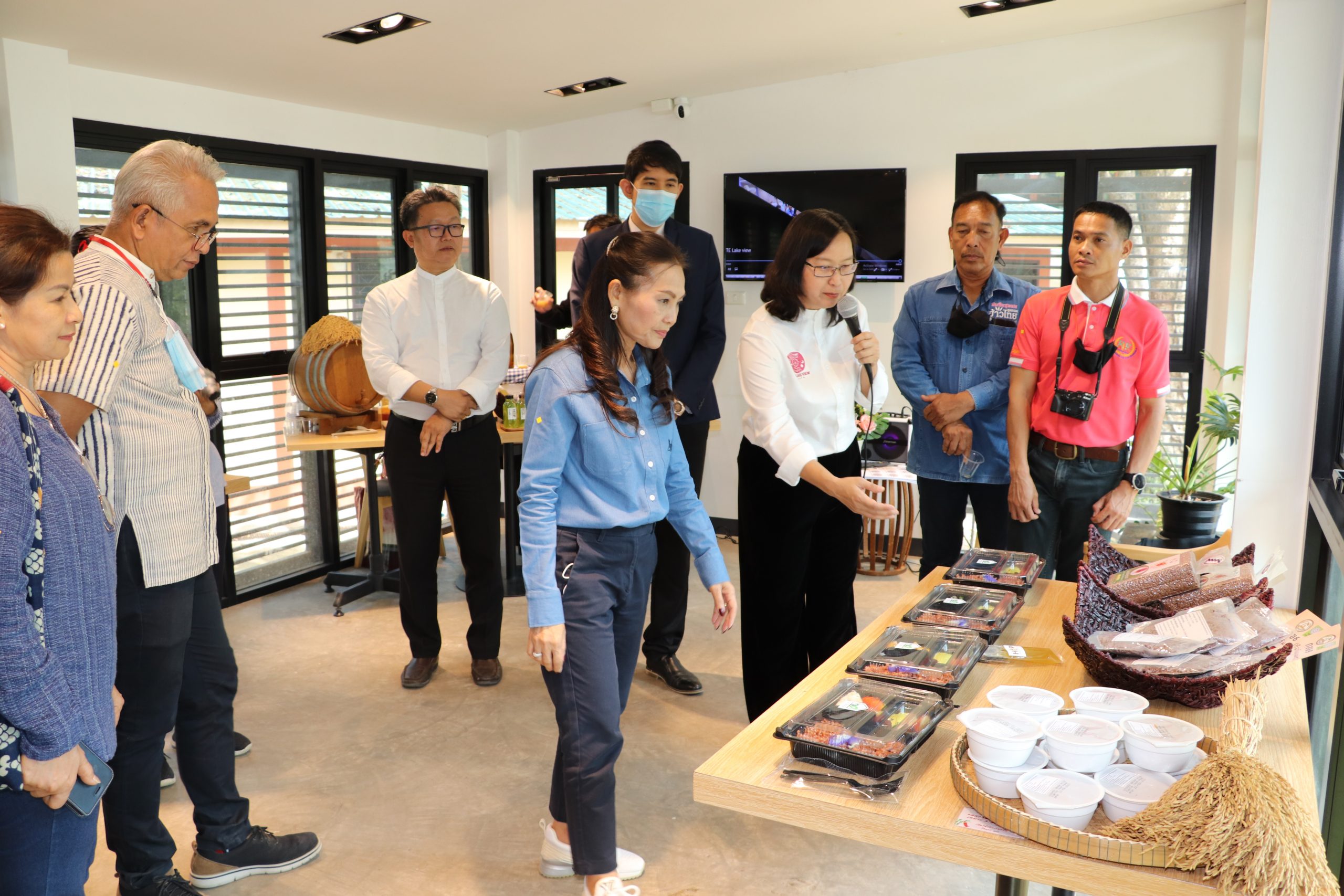 ผลิตภัณฑ์จากข้าวทับทิมชุมแพ พัฒนาโดยคณะเทคโนโลยี ได้นำเสนอต่อกรมการข้าวและพาณิชย์จังหวัดขอนแก่น