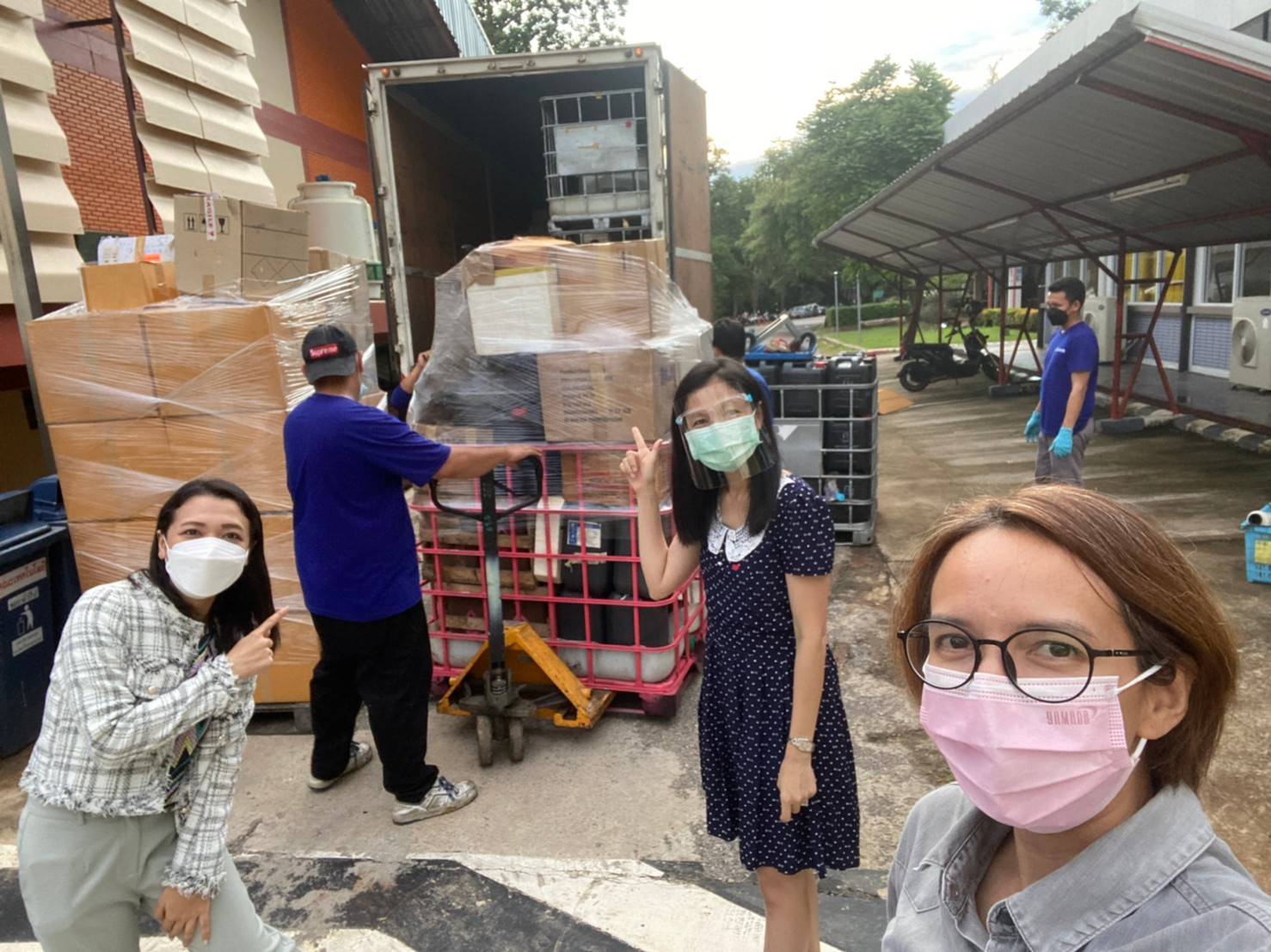 คณะเทคโนโลยี ทำความสะอาด กำจัดของเสียห้องปฏิบัติการที่ใช้สารเคมี เพื่อช่วยส่งเสริมให้การทำงานในห้องปฏิบัติการเคมีเกิดความปลอดภัย