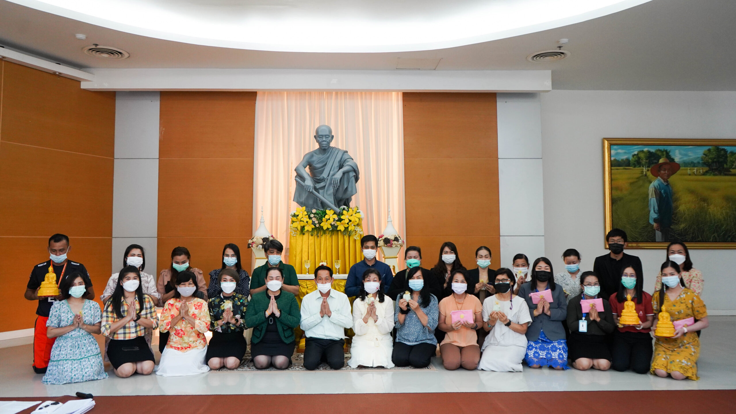 คณบดี เข้าร่วมกิจกรรมสวดมนต์ทำวัตรเย็น นั่งสมาธิ  ใน กิจกรรม “ส่งเสริมคุณธรรม จริยธรรม สำนักงานอธิการบดี มหาวิทยาลัยขอนแก่น