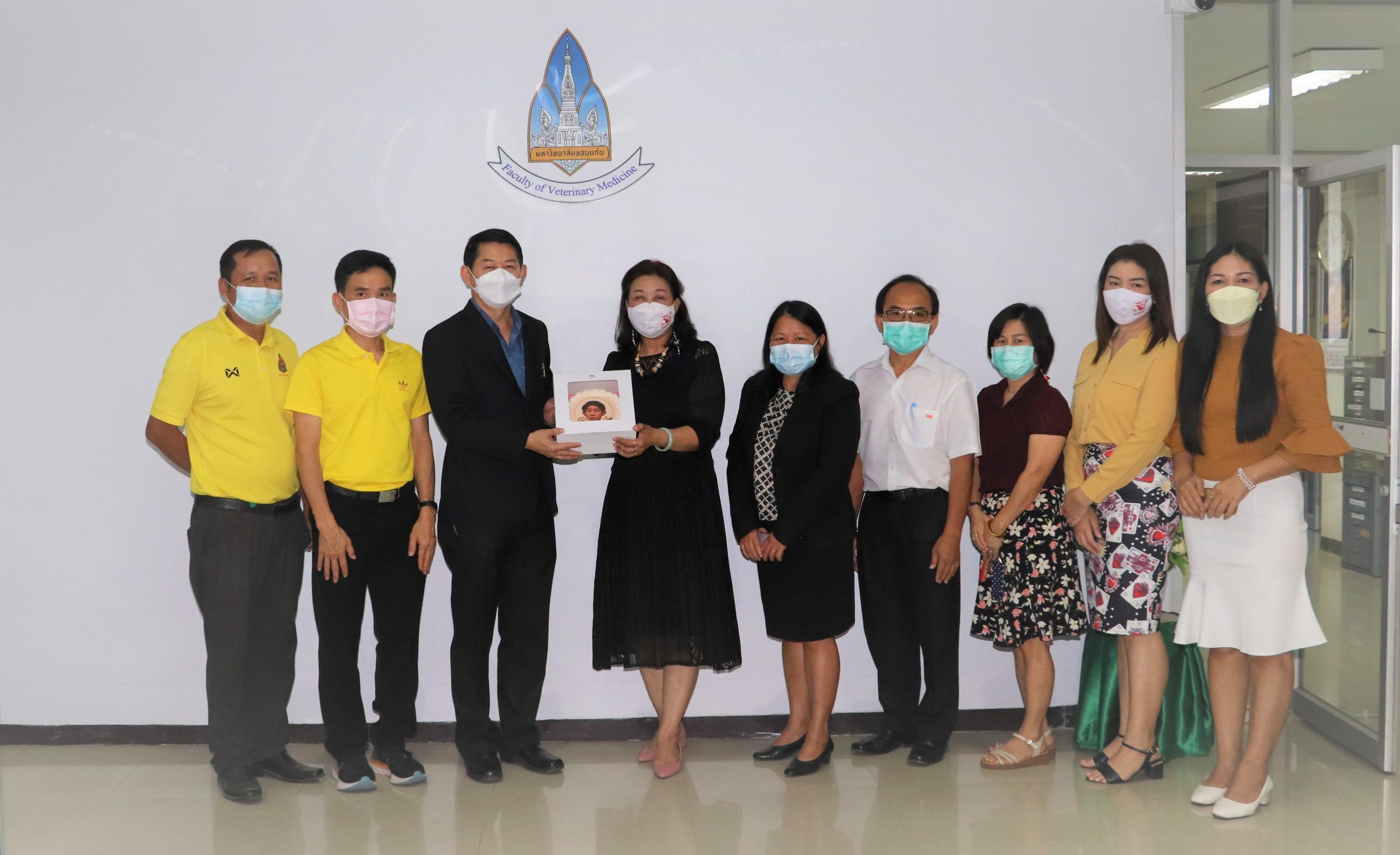 คณบดีคณะเทคโนโลยี พร้อมผู้บริหารและบุคลากร เข้ามอบกระเช้าสวัสดีปีใหม่ แด่คณบดีและบุคลากรคณะสัตวแพทย์