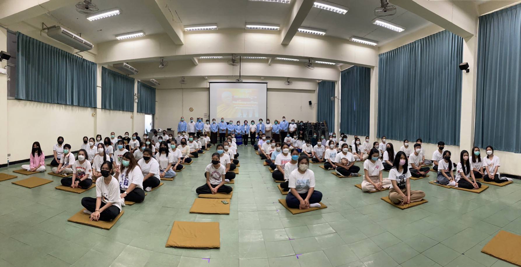 คณบดีร่วมกิจกรรมบรรยายการฝึกอบรมชินนสาสมาธิ (การชนะใจตนเอง) ให้กับนักศึกษาหลักสูตรผู้ช่วยพยาบาล