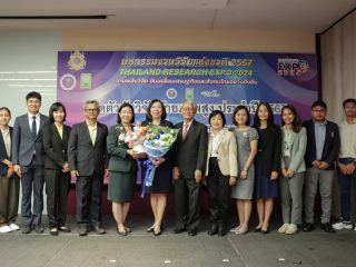 เปิดตัวนักวิจัยศักยภาพสูง 2567: ศ.ดร.อลิศรา เรืองแสง และทีมวิจัย คณะเทคโนโลยี มข. นำเสนอผลงาน “นวัตกรรมเชื้อเพลิงชีวภาพและชีวเคมีภัณฑ์: กับการพลิกโฉมวัสดุเหลือทิ้งสู่อุตสาหกรรมสีเขียว”  ในงานมหกรรมงานวิจัยแห่งชาติ 2567 (Thailand Research Expo 2024)
