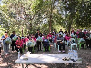 ฝ่ายวิสาหกิจและสังคมยั่งยืน มข. และ คณะเทคโนโลยี มข. ได้บูรณาการร่วมกับเกษตรจังหวัด ลงพื้นที่รับฟังความต้องการเกษตรกร พัฒนาห่วงโซ่คุณค่าเศรษฐกิจ (The Office of Enterprise and Sustainable Society at Khon Kaen University and the Faculty of Technology at Khon Kaen University have collaborated with the Provincial Agriculture Office to go into the field, listen to farmers’ needs, and develop economic value chains)