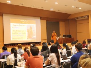 คณะเทคโนโลยี มข. ร่วมสถาบันพลังจิตตานุภาพ78 มข. ได้จัดกิจกรรมวิทิสาสามาธิ สมาธิเพื่อพัฒนาจิตรของตนให้กับนักศึกษาคณะเทคโนโลยี มข. (The Faculty of Technology, Khon Kaen University, in collaboration with Willpower Institute 78, KKU, organized a Vitisa Samadhi meditation activity to help students of the Faculty of Technology develop their minds)