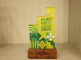 คณะเทคโนโลยี มข. เข้าร่วมสรุปภาพรวมงานขอนแก่นมาราธอนนานาชาติ 2025 และร่วมพิธีรับมอบโล่เกียรติคุณเพื่อแสดงความขอบคุณคณะอนุกรรมการดำเนินงานโครงการฯ ในแต่ละฝ่ายงาน (Faculty of Technology, Khon Kaen University, participated in the summary meeting of the Khon Kaen International Marathon 2025 and joined the ceremony to receive a plaque of appreciation to thank the subcommittees of each division for their contributions to the project)