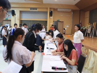 คณะเทคโนโลยี มข. คึกคัก นักเรียน-ผู้ปกครองร่วมสอบสัมภาษณ์โควตา ป.ตรี ปี 2568 อย่างล้นหลาม (The Faculty of Technology, Khon Kaen University, is bustling as students and parents turn out in large numbers for the 2025 undergraduate quota interview session.If you would like it to be even more formal or have adjustments, please let me know)