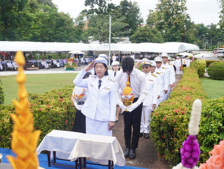 คณะเทคโนโลยี มข. ร่วมงานพิธีถวายราชสักการะพระราชประวัติพระบาทสมเด็จพระปรเมนทรรามาธิบดีศรีสินทรมหามงกุฎ พระจอมเกล้าเจ้าอยู่หัว พระสยามเทวมหามกุฏวิทยมหาราช รัชกาลที่ 4 พระบิดาแห่งวิทยาศาสตร์ไทย ประจำปี 2568