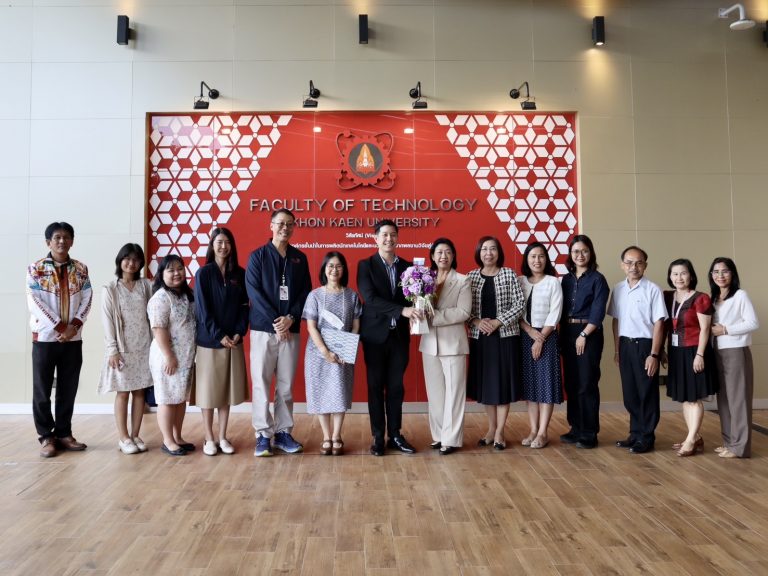 คณบดีคณะเทคโนโลยี มข. พร้อมด้วยคณะผู้บริหาร บุคลากร คณะเทคโนโลยี มข. ได้ให้การต้อนรับคณะทันตแพทยศาสตร์ มข. ได้เข้ามอบช่อดอกไม้แสดงความยินดีกับ ผศ.ดร. อารยา เชาว์เรืองฤทธิ์ คณบดีคณะเทคโนโลยี มข. เนื่องในโอกาสเข้ารับตำแหน่งคณบดี วาระที่ 2 