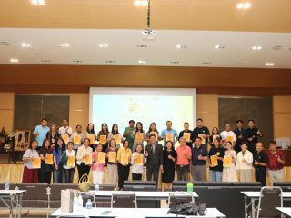 คณะเทคโนโลยี มข. มอบเกียรติบัตรให้กับผู้ประกอบการร้านค้าที่ให้บริการอาหารสำหรับนักวิ่ง งาน“Khon Kaen International Marathon 2026” ครั้งที่ 21